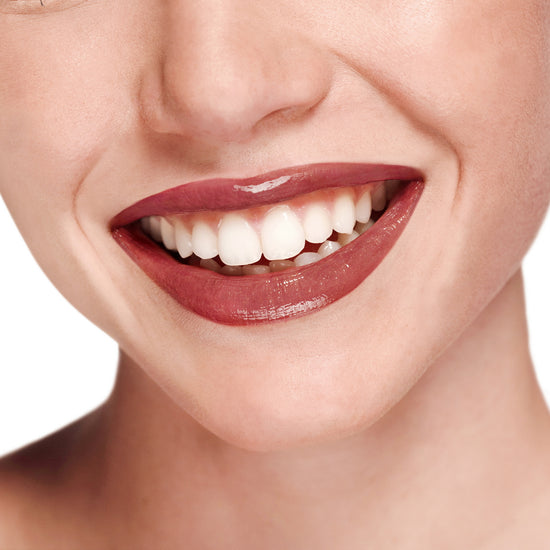 Lipgloss Glossy Glam teo shop Υγρό γκλος που εξασφαλίζει στα χείλη μια λαμπερή και εντυπωσιακή εμφάνιση. Δίνει τέλειο σχήμα στα χείλη με γυαλιστερό αποτέλεσμα που διαρκεί. Περιέχει υαλουρονικό για πλούσια ενυδάτωση και περιποίηση των χειλιών.