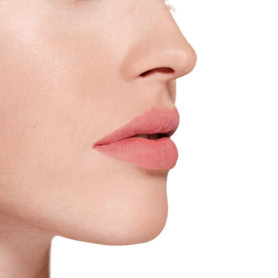 Matte Lipstick Lady Like teo shop Κραγιόν με ματ τελείωμα σε χρώμα Ροζ νούντ (4gr/0.141oz) Κραγιόν που χαρίζει πλήρη κάλυψη, έντονο χρώμα και εντυπωσιακά γεμάτα χείλη με ματ φινίρισμα. Προσφέρει μεγάλη διάρκεια, ενώ περιέχει υαλουρονικό για ενυδάτωση και περιποίηση των χειλιών.