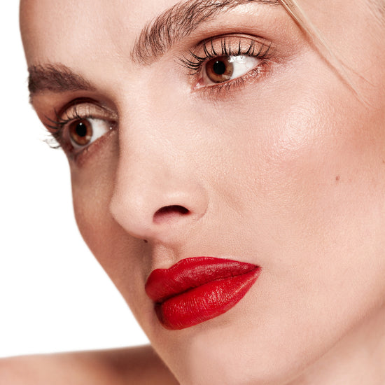 Lipstick Creamy Classic Red teo shop Κόκκινο Κραγιόν για σατινέ φινίρισμα (4gr/0.141oz) Κραγιόν με κρεμώδη σύνθεση που χαρίζει κάλυψη και εντυπωσιακά γεμάτα χείλη με βελούδινη υφή. Προσφέρει μεγάλη διάρκεια ενώ περιέχει υαλουρονικό και καστορέλαιο για ενυδάτωση και περιποίηση των χειλιών.