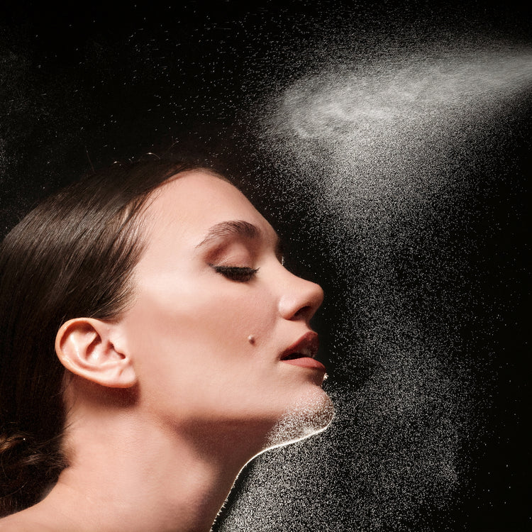 Moist + Set Fixing Spray teo shop Ενυδατικό Σπρέι προσώπου (100ml/3.38oz) Φιξάρετε το μακιγιάζ σας φροντίζοντας παράλληλα την επιδερμίδα σας. Η σύνθεσή του με υαλουρονικό χαρίζει επιπλέον ενυδάτωση στην επιδερμίδα και αυξάνει τη διάρκεια του μακιγιάζ.